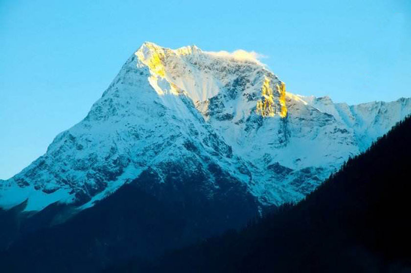 嘎隆拉日照金山