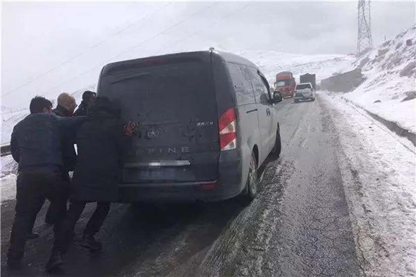 川藏线冰雪路