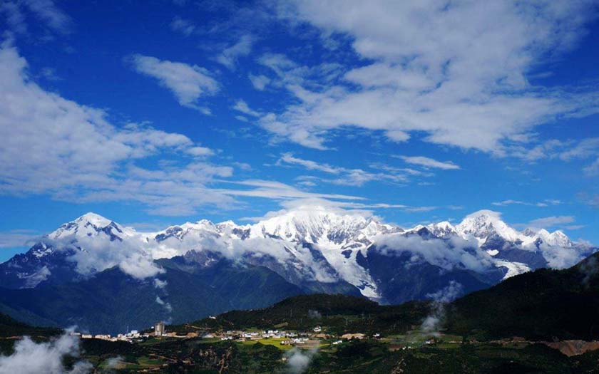 梅里雪山村镇