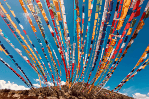 飄揚的祈願：西藏經幡的神聖之美