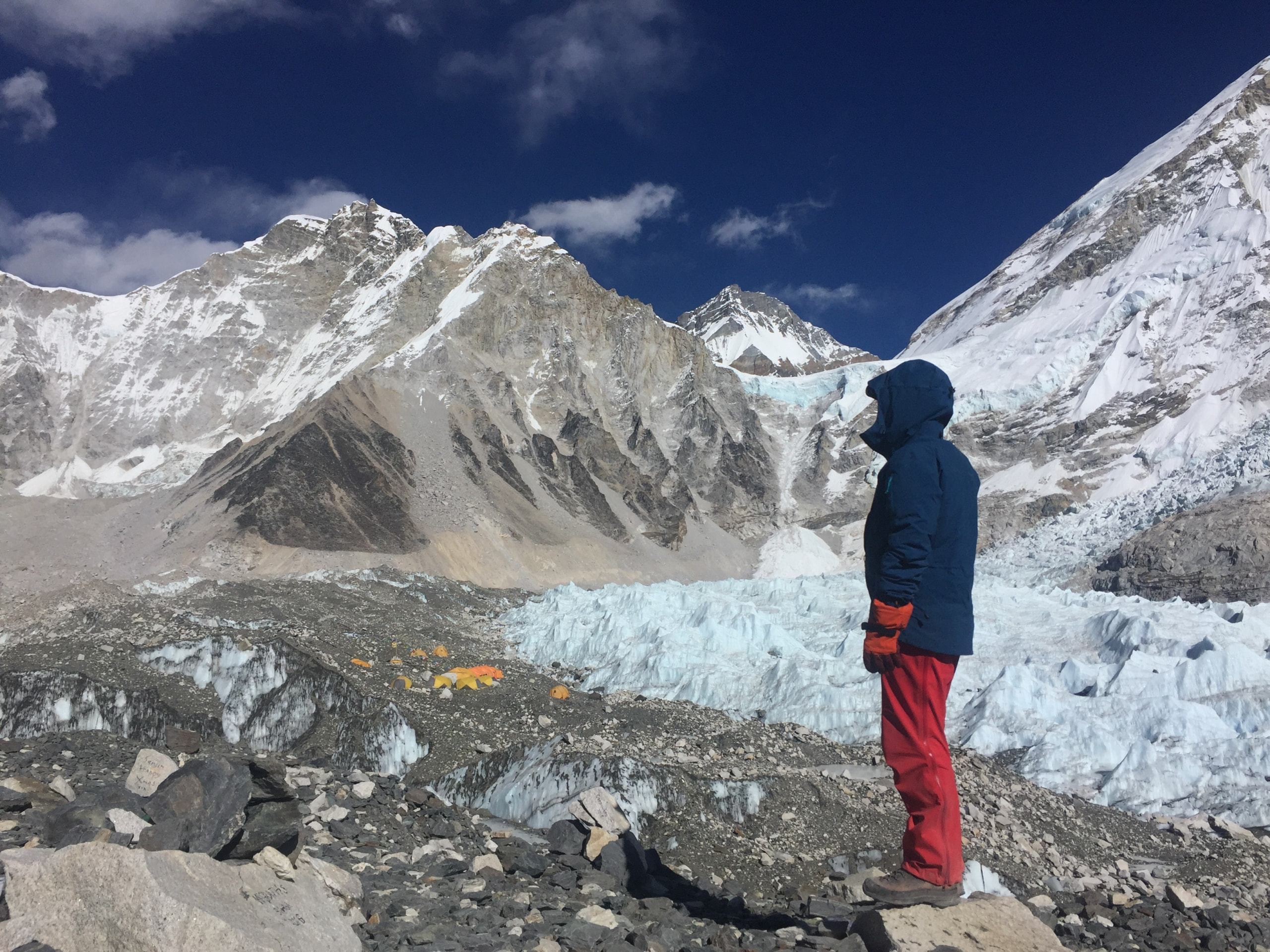 探访天际之巅：珠穆朗玛峰之旅 - 征服世界最高峰的壮丽经历！