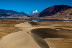 探尋西藏定結縣的壯麗之地：十萬個沙丘旅遊攻略