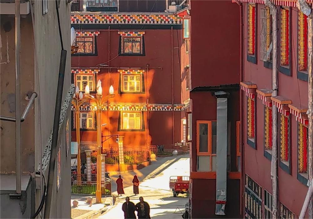 甘南川西北環線八日遊｜拉卜楞寺、郎木寺、扎尕那、色達佛學院深度之旅