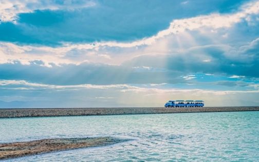 呜~呜~开往童话的茶卡盐湖小火车发车啦！_3_走进乌兰_来自小红书网页版