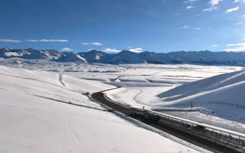 新疆那拉提草原怎麼玩？一篇搞懂空中草原、河谷草原、盤龍谷道（全天行程＋自駕指南）