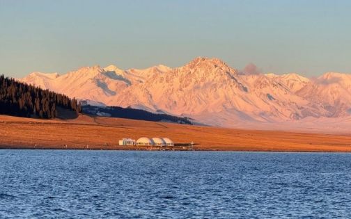 在新疆賽里木湖看日照金山｜最實用一次攻略（季節、點位、天氣、自駕全解析）