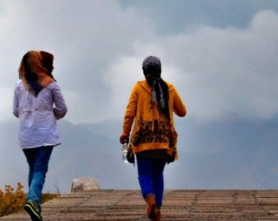 賽里木湖畔的維吾爾族姑娘