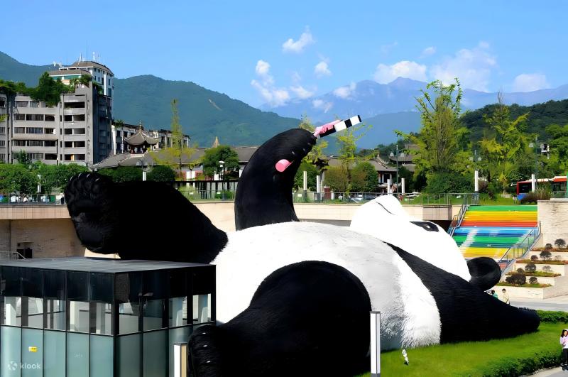 都江堰广场熊猫雕塑