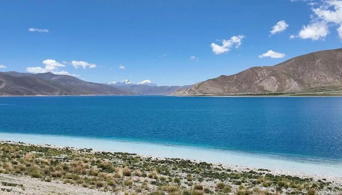 羊卓雍措湖畔風光