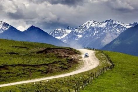 新疆一月徒步旅遊全指南：穿越天山秘境，尋夢千年古道