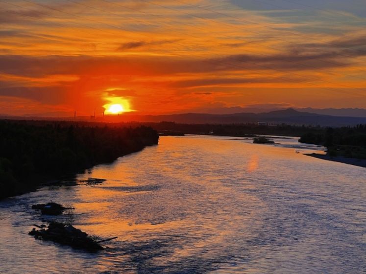 伊犁河大橋日落