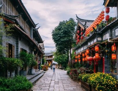 雲南麗江9月天氣宜：藍天白雲伴你暢覽古城風光