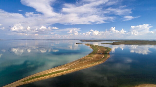 鄂陵湖在蓝天白云的映照下