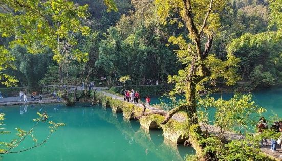 探秘貴州荔波小七孔：喀斯特仙境古橋、瀑布與水上森林完全攻略