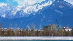 雲南麗江二月天氣：清冽晴空与骤变寒温