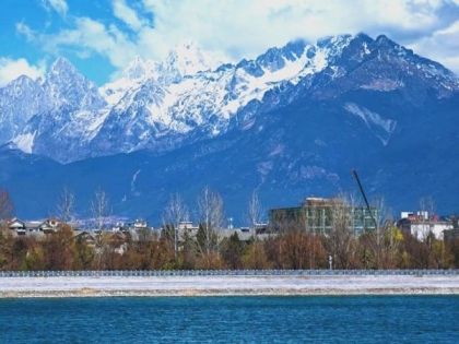 雲南麗江二月天氣：清冽晴空与骤变寒温