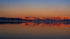 在新疆賽里木湖看日照金山｜最實用一次攻略（季節、點位、天氣、自駕全解析）