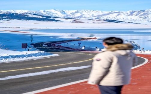 冬季賽里木湖最實用攻略：藍冰氣泡＋粉色日出日落，一天環湖不踩坑