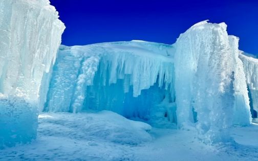 冬季賽里木湖最實用攻略：藍冰氣泡＋粉色日出日落，一天環湖不踩坑