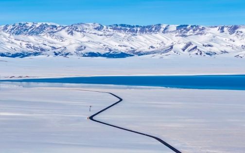 冬季賽里木湖最實用攻略：藍冰氣泡＋粉色日出日落，一天環湖不踩坑
