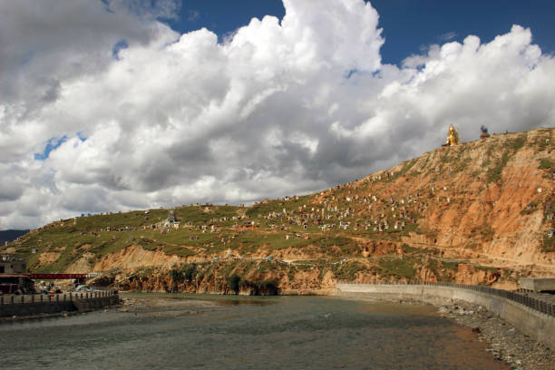 走出經典地標：從隱秘寺院與聖山空間，理解拉薩的城市靈魂