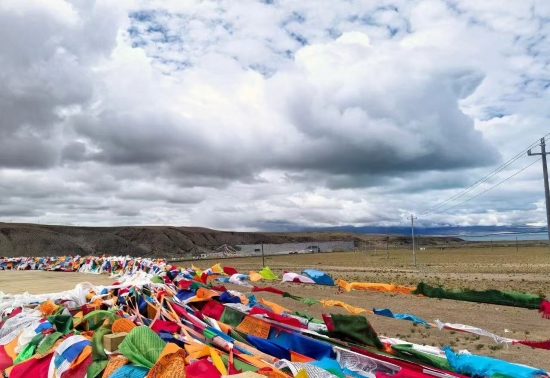 瑪旁雍錯湖畔經幡