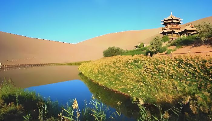 敦煌鳴沙山月牙泉