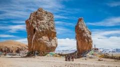 納木錯迎賓石旅遊指南：納木錯湖畔最重要的入口地標