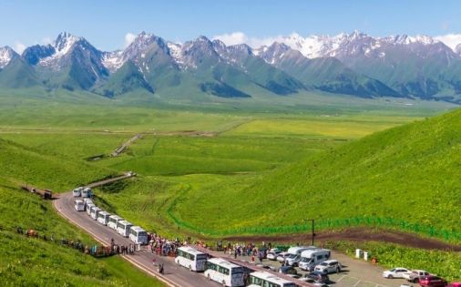 新疆旅遊包車車型推薦:按需選車暢玩南北疆