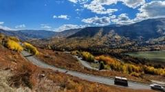 新疆旅遊包車價格：車費詳解、避坑指南與真實預算