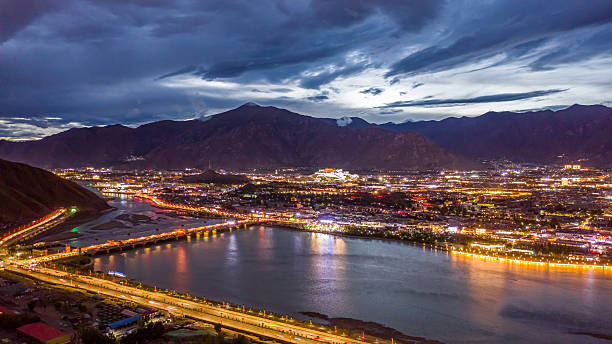 夜晚的拉薩河