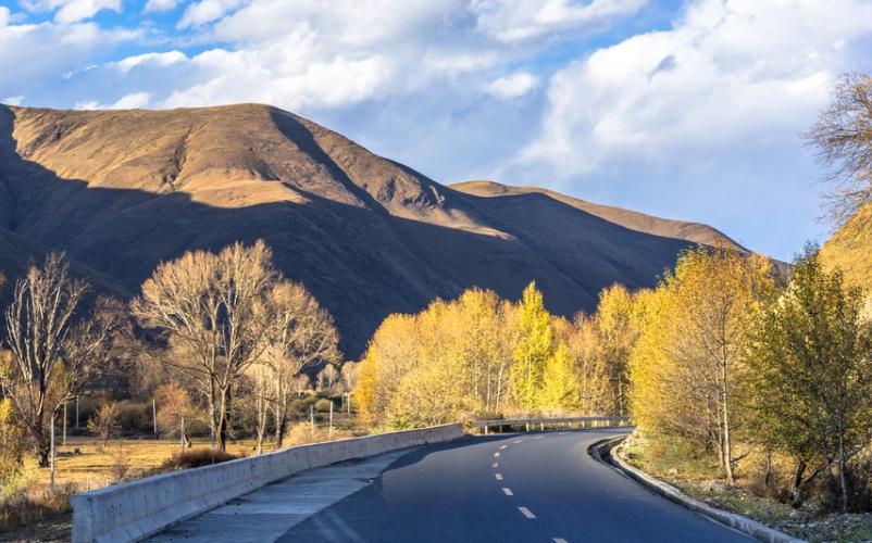 川藏線318秋季道路風景