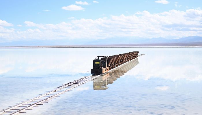 茶卡鹽湖小火車
