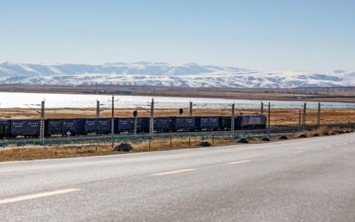 青藏鐵路列車駛過青海湖湖畔