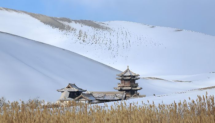 敦煌鳴沙山月牙泉冬日雪景
