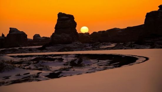 敦煌雅丹冬季日出