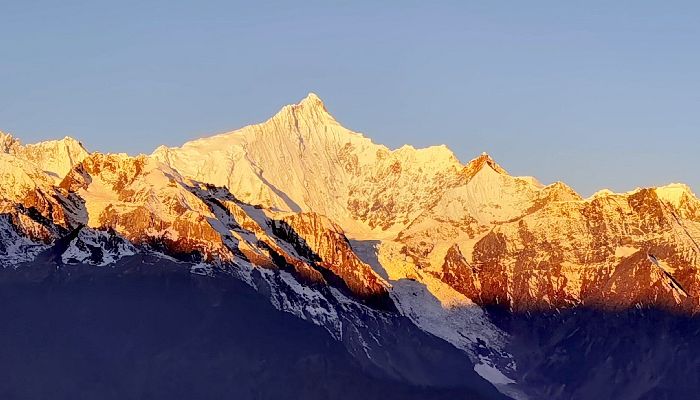 梅裏雪山日照金山冬季