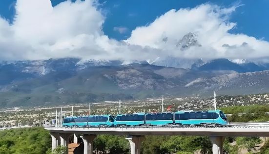 玉龍雪山觀光火車沿途風景