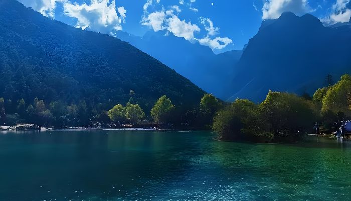 玉龙雪山蓝月谷秋季