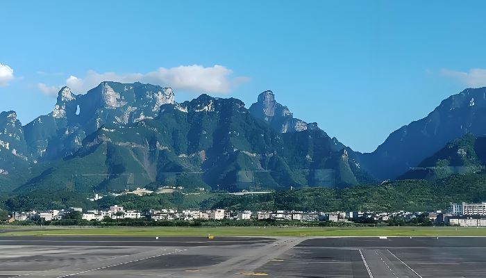 荷花機場旁边的天門山