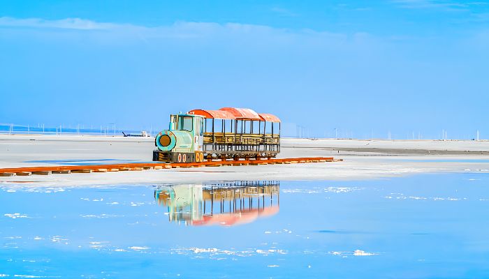 茶卡鹽湖小火車