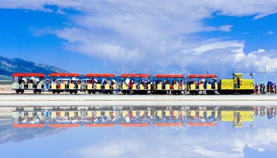 茶卡鹽湖小火車怎麼坐？票價、路線站點與天空之鏡拍照攻略