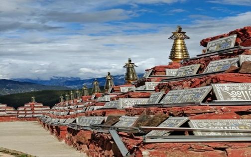 奔子栏尼顶轻徒步_1_MC佳奇_来自小红书网页版(1)