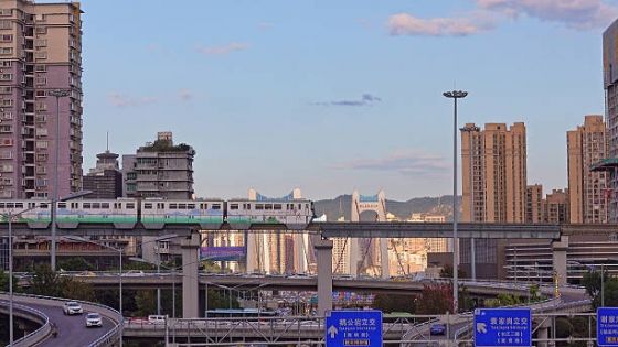 垂直之城的煙火畫卷：重慶十八梯建築美學與在地生活深度解析