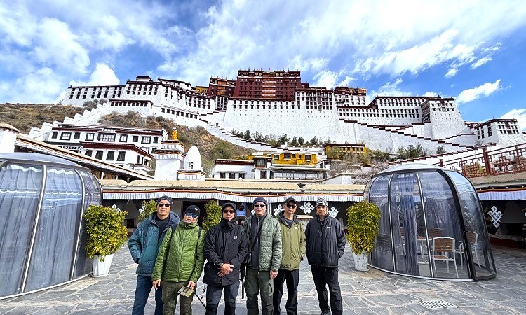 布达拉宫游客照