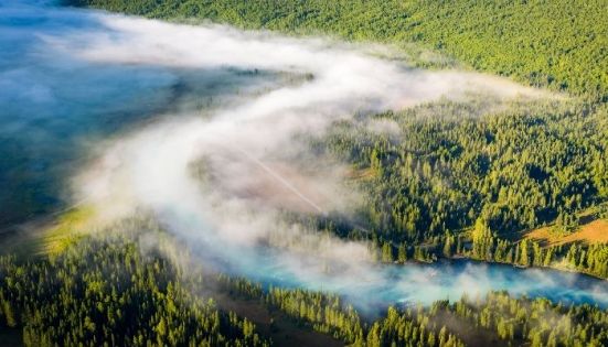 新疆喀納斯湖晨霧