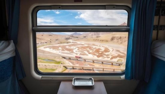 青藏鐵路列車窗外