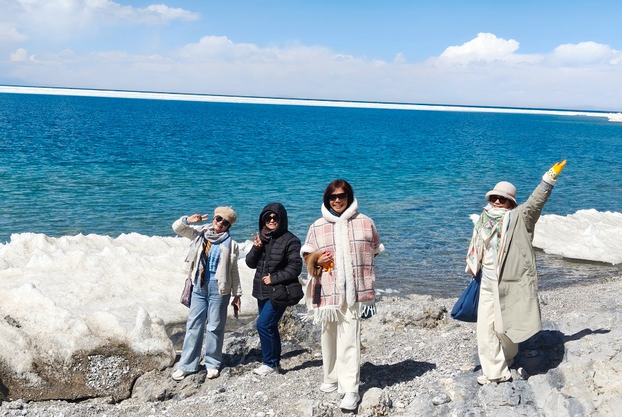 羊卓雍措遊客照