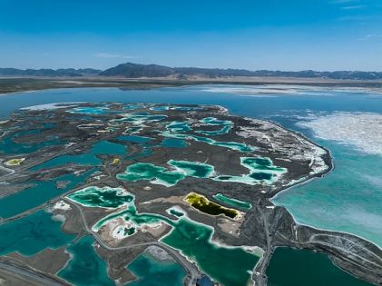 穿越柴達木盆地之心：大柴旦地質奇觀與長程跨境旅行指南