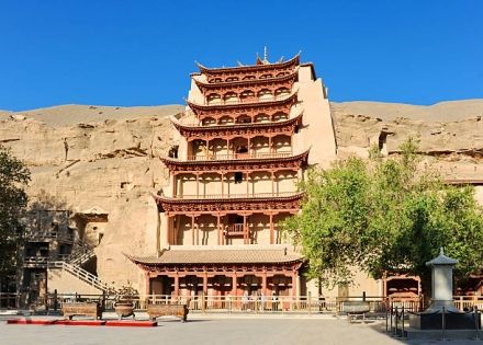 絲路上的千年凝望：敦煌莫高窟藝術、歷史與在地美食全指南